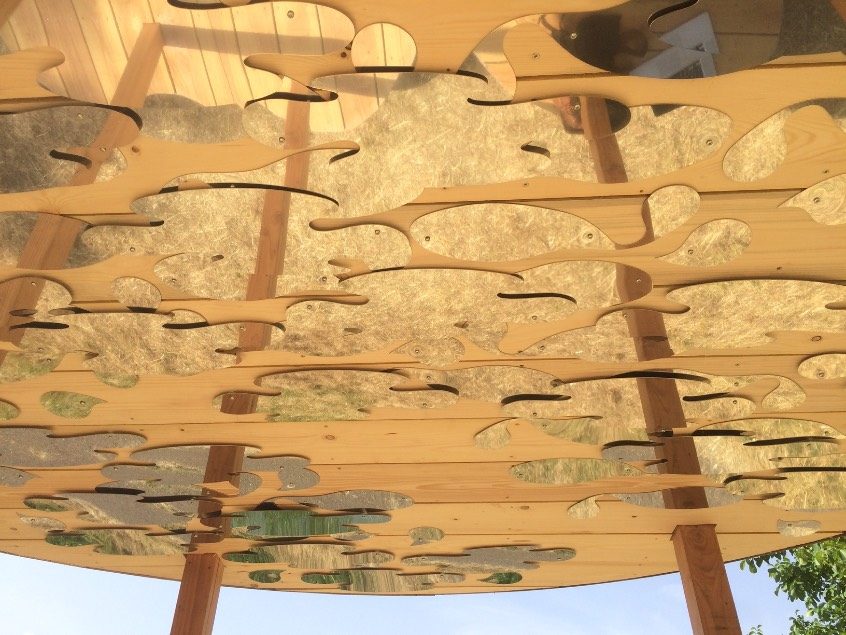 Le Fonocanal, détail du plafond en bois découpé