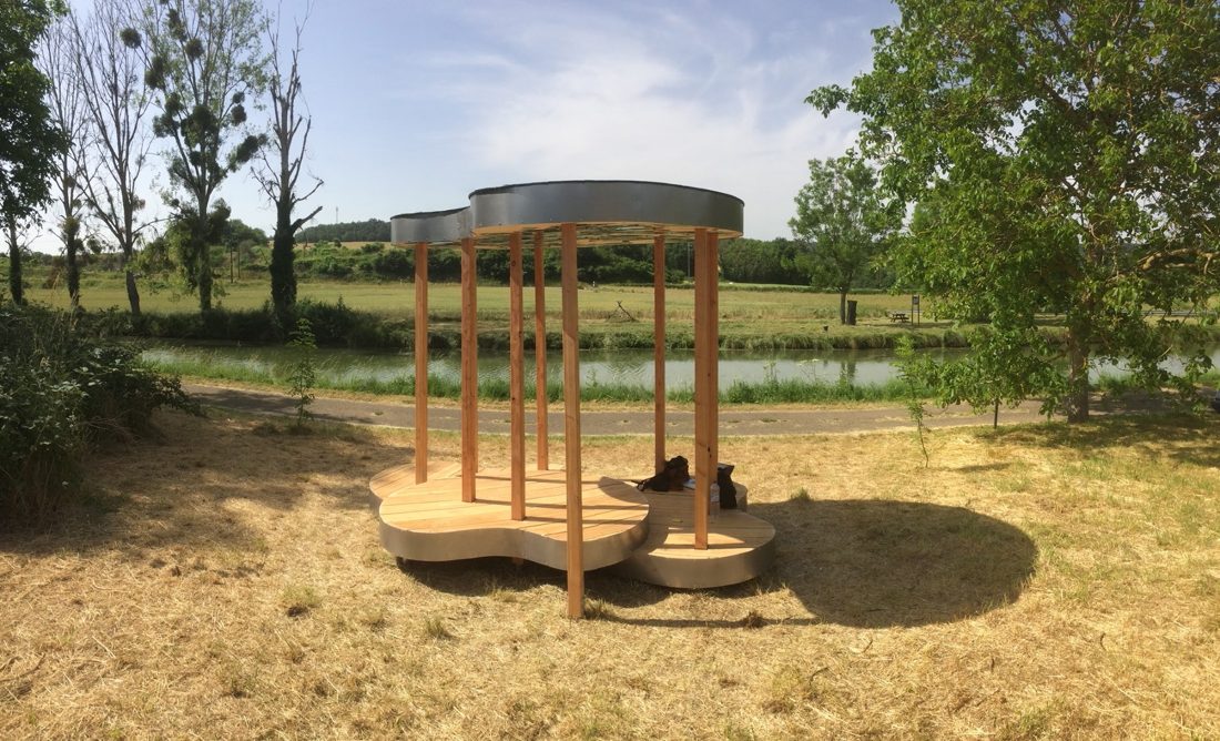 Le Fonocanal, sur la berge du canal de Bourgogne